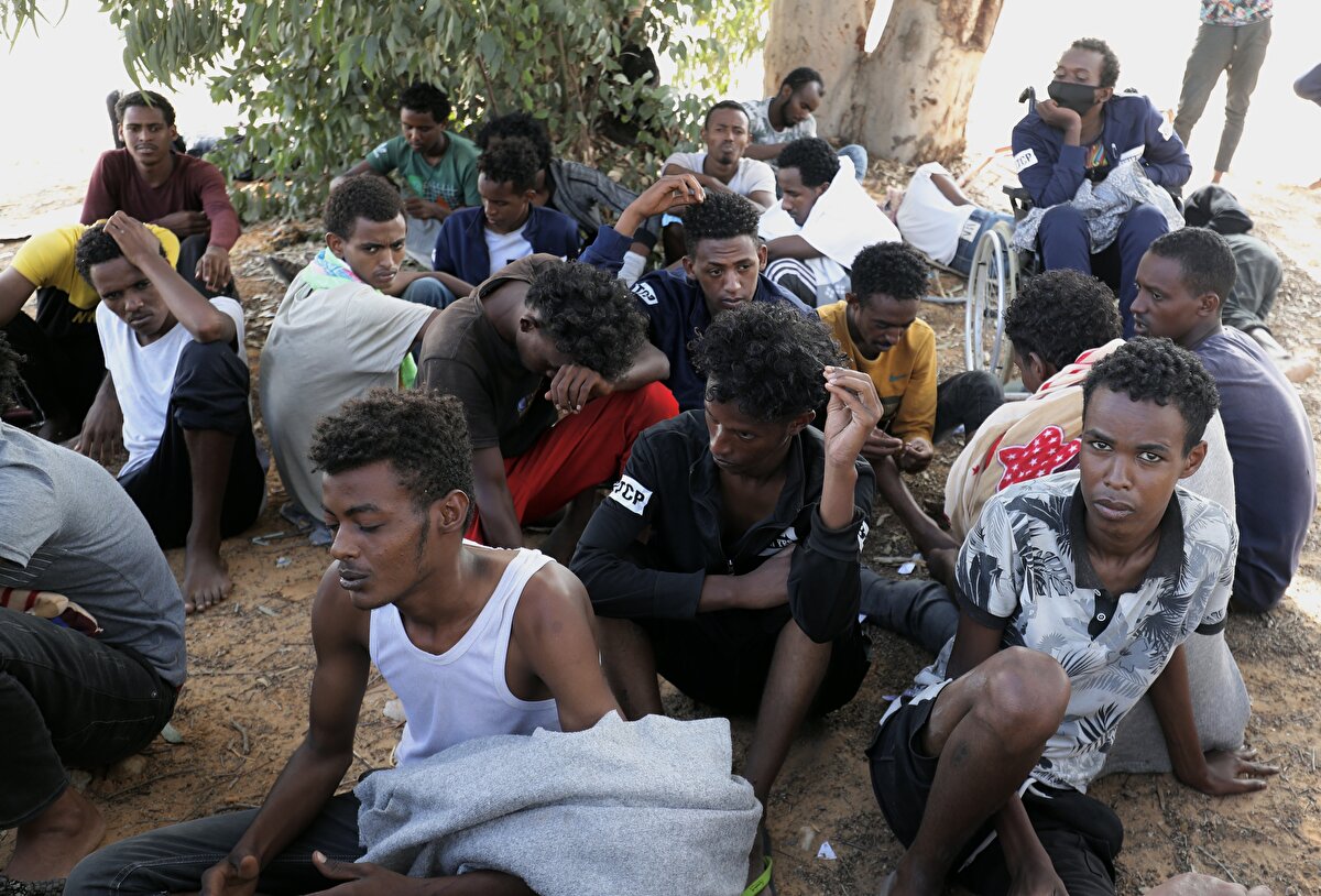 Trablus'un Gırgariş bölgesinde 1 Ekim'deki operasyonda gözaltına alınan 5 binden fazla düzensiz göçmen, hapishane ve gözaltı merkezlerine kapatılmıştı.<br><br>Ekim başında sosyal medyada yayılan ve 1000'den fazla göçmenin bu merkezlerden birinden firar ederek Trablus sokaklarına çıktığını gösteren görüntüler, Libya'daki göç sorununun kaotik bir durum aldığını gözler önüne serdi.