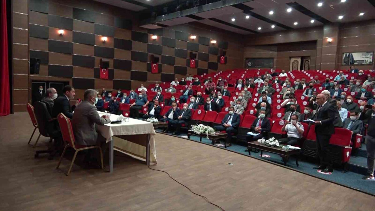 Kentin en büyük iki OSB'sindeki fabrikaların eleman ihtiyaçları bulunduğunu vurgulayıp muhtarlardan iş arayanların buralara yönlendirmelerini isteyen Masatlı, “Yoksa iş var. Hele hele Amasya'da iş var. İşle ilgili sorun yok. Merzifon Organize Sanayi Bölgesi (OSB) de aynı. Orada da eleman bulamıyorlar. Buradaki organize sana bölgesinde de aynı. İş arayanları hemen yönlendiriyorsunuz. İnsanlar iş beğenmediğinden dolayı işsiz. İş bulamadığından dolayı değil" ifadelerini kullandı.