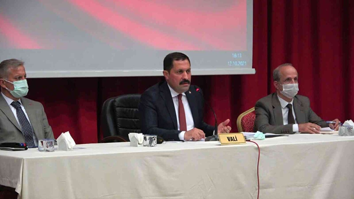 Türkiye'nin çok gelişip değiştiğini ve hayat standardının yükseldiğini anlatan Vali Masatlı, “Herkes masa başı iş arıyor. Ama öyle değil ki. Bu memlekette her şeye ihtiyaç var. Toplumda her işin bir karşılığı var. Ona da ihtiyaç var. Ama maalesef herkes aynı şeyleri istiyor. Ama bundan dolayı ciddi derecede bizlerde zorlanıyoruz" şeklinde konuştu.