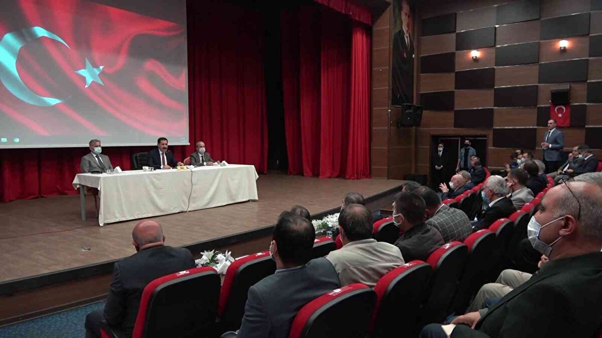 Bilginiz olsun. İş arayan varsa gönderin. Şu anda mermerle ilgili ciddi derecede açık var. Eleman bulamıyorlar" diye konuştu.