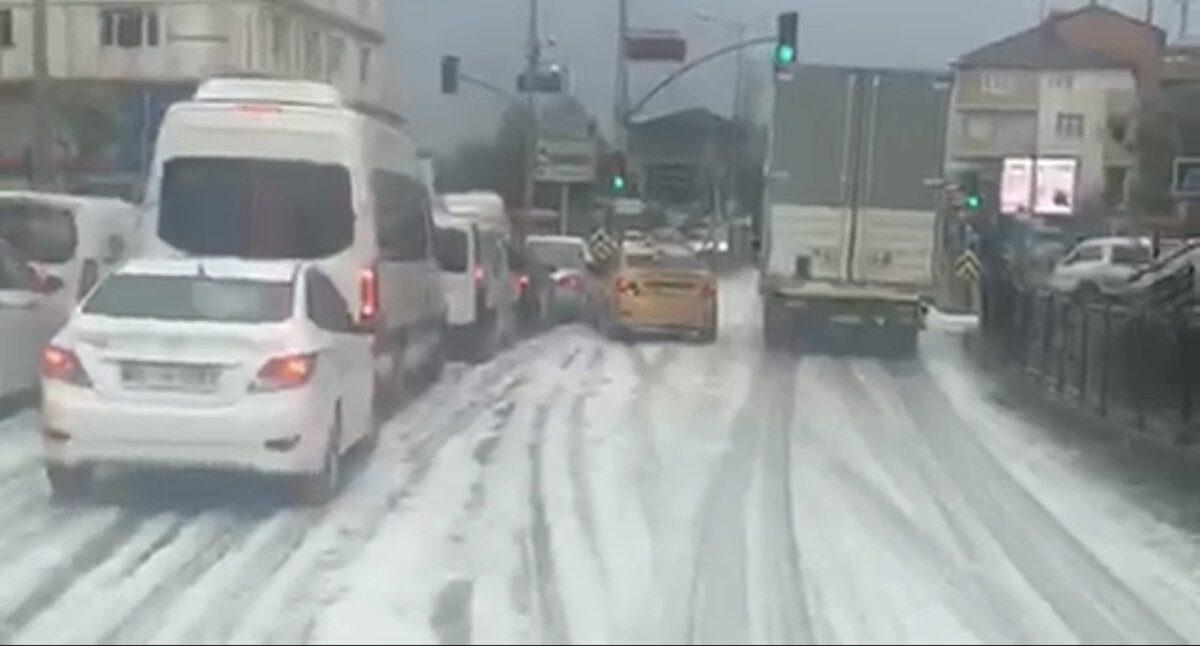 Yoldan otomobilleriyle geçen sürücüler beyaza bürünen yolu cep telefonu kameralarıyla kayda aldı. Kimi vatandaşlar durumdan endişelenirken, bir süre sonra belediye ekipleri caddeye gelerek köpükleri temizledi.