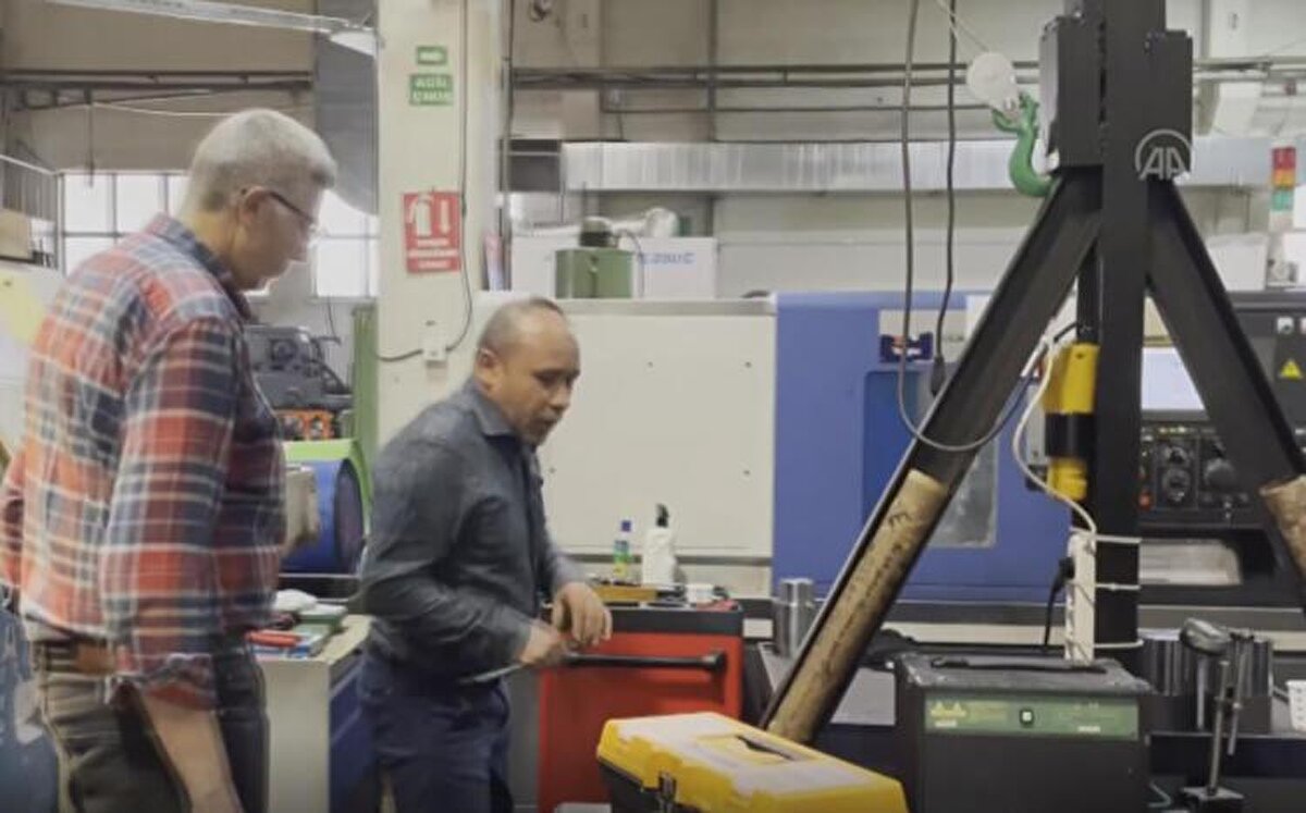 Herkesin üniversite okuması gerekmediğini söyleyen Kılıç, şöyle devam etti: "Bizim ilk çıraklık dönemlerimizde mühendis parmakla gösterilecek kadar azdı ama şimdi çok fazla. Herkes mühendis olacak diye bir kaide yok. Fabrikamızda 120 kişi çalışıyor. Bunun 13'ü mühendis.<br>