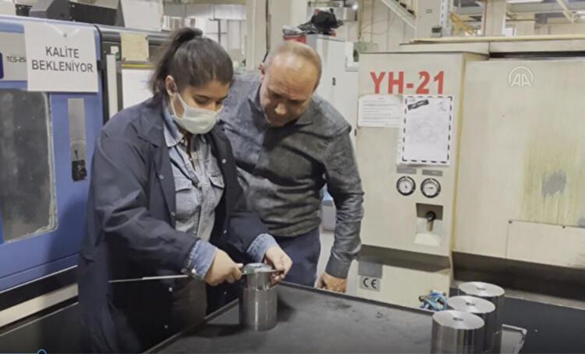 Mesleki yeterlilikten gelen öğrenciler, lisans eğitimi alan kişilerden daha değerli bizim için. Çıraklar bugün asgari ücret alabiliyor. Asgari ücretle çalışan mühendis de var ama bir ustaya en az asgari ücretin 2 katını vermek durumundasınız. Çünkü yetişen nitelikli eleman sayısı oldukça az. Bunu artırmamız lazım."<br>