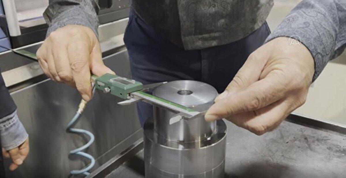 Kılıç, şu anda çırak denilen öğrencilerin firmaya geliş yaşının 16-18 olduğunu, bu yaştan sonra çocukların zor eğitildiğini dile getirdi. Kendi dönemlerinde 12 yaşında okula girip meslek öğrenmeye başladıklarını belirten Kılıç, "11-14 yaş arasında mesleği çok iyi öğreniyorsunuz. Burada öğrenciler çalıştırılmıyor, sadece işi öğreniyorlar" dedi.<br>