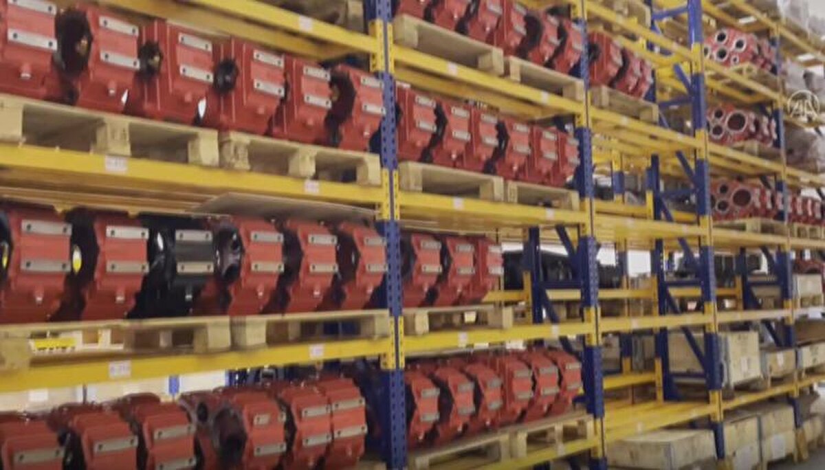 Cumhurbaşkanı Recep Tayyip Erdoğan'ın mesleki eğitim merkezlerinde okuyan öğrencilere yönelik müjdesini olumlu bulduklarını belirten Kılıç, "Biz öğrencilerin maaşını asgari ücrete kadar tamamlayacağız. Ben diğer işveren arkadaşlarımdan da aynı hassasiyeti öğrencilere göstermesini istiyorum.Çocukları teşvik etmeye devam edelim. Aileler çocuğu çırak olacak diye ön yargılı olabiliyor. Özellikle medyada meslek liselerine yönelik olumsuz algının değiştirilmesi gerekli." diye konuştu.<br><br>