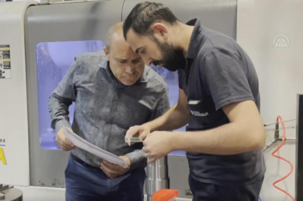 Ben bu mesleğin içinden çıktım. Mevcut sistem bana ihtiyaç duyduğunda, ben sisteme tekrar dahil olup, bildiklerimi öğretip gösterebiliyorum. Şu anda sistemin çok iyi bir işleyişi var. Benim oğlum da çıraklıktan mezun oldu ve şimdi fabrikanın başına geçti. Altında da mühendisler çalışıyor."<br>