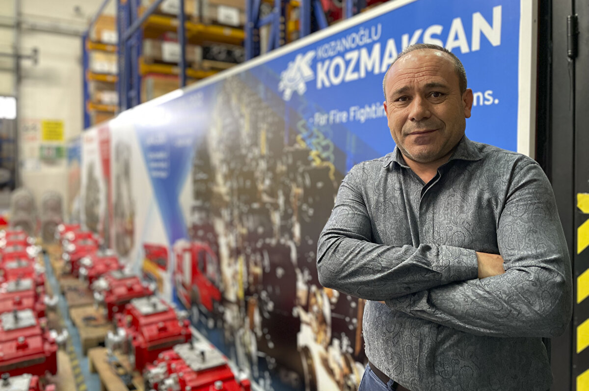 2004'te ise şirket sahibi olan ve beni yetiştiren ustamla ortak oldum. Ben işe başladığımda hiç ihracatımız yoktu şimdi 90 ülkeye ihracat yapar hale geldik. Beni yetiştiren ustabaşım da benim çalışanım oldu. Hiçbir zaman işveren-çalışan ilişkimiz olmadı. Hala görünce elini öperim." dedi.Kılıç, mesleki eğitim merkezinde aldığı eğitim sayesinde sanayide değişen teknolojiye hızla ayak uydurabildiğini vurguladı. Kılıç, bir insanın beceri kazanabilmesi için mesleki eğitim merkezlerinin şart olduğunu ifade etti.<br><br>