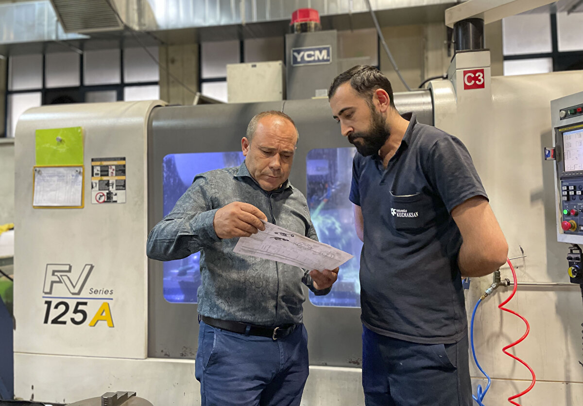 Buradan mezun olduğu 1989 yılında kalfa olarak işine devam ettiğini belirten Kılıç, "Bir müddet sonra ustalık ve eğitici ustalık belgesini aldım. Yıllar içinde firmamızda çırak, kalfa, usta, usta başı ve yönetici olarak görev yaptım.<br>