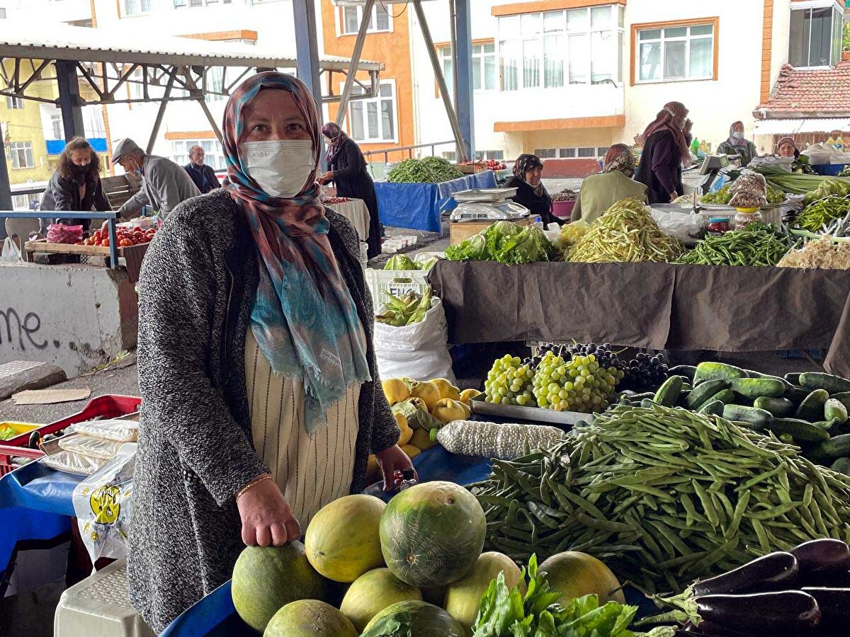 Pazarda müşterilerin "Hal malı mı, kendin mi üretiyorsun?" diye sorduğunu söyleyen Gülmez, şöyle devam etti:<br><br>"Ben pazarda hal malını alıp sattıktan sonra o zaman bu sera işini yapmanın, köyde yaşamanın ne anlamı var? Organik ürünleri kendin üretirsen, onun yetiştirmesi de yemesi de güzel oluyor. İneği olan sütünü sağıyor, pazara götürüyor, yoğurdunu, sütünü satıp parasını alıyor. Akşam olunca da evine giderken ihtiyaçlarını alıyor. Ben de bahçem sayesinde ihtiyaçlarımı gideriyorum. Çocuklarımız büyüdü, okuyorlar, okul ihtiyaçları var. Çok şükür, kimseye muhtaç olmadan bu bahçede üretip, çalışıp ürünlerimi satıyorum."