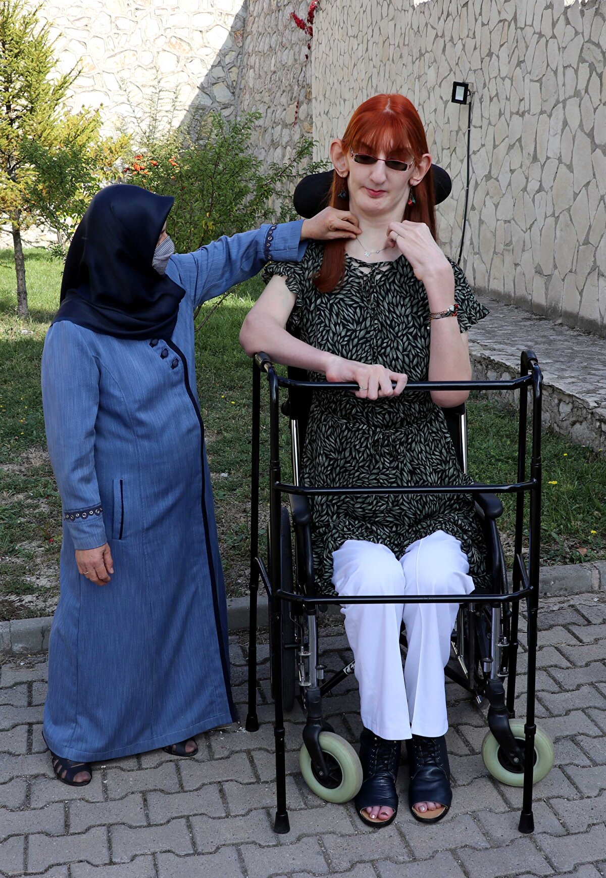 "Türkiye bu iki unvana da sahip, güzel tesadüf oldu. Görünür farklılıkları bulunan ve bununla ilgili öz güven problemleri bulunan insanlara şunu söylemek isterim: Farklı olmak, sandığınız kadar kötü bir şey değil. Sizi hiç ummadığınız başarılara götürebiliyor. Farklılıkların ve dezavantaj gibi görünen şeyleri, insanın kendi çabasıyla avantaja çevirebileceğini düşünüyorum. Benim yaptığım şey de tam olarak buydu. Sendromumu ve bunun bana getirdiği uzun boyu, hızlı büyümeyi kendim için bir avantaja çevirerek 2 kez dünya rekortmenliği unvanına sahip oldum."<br><br>