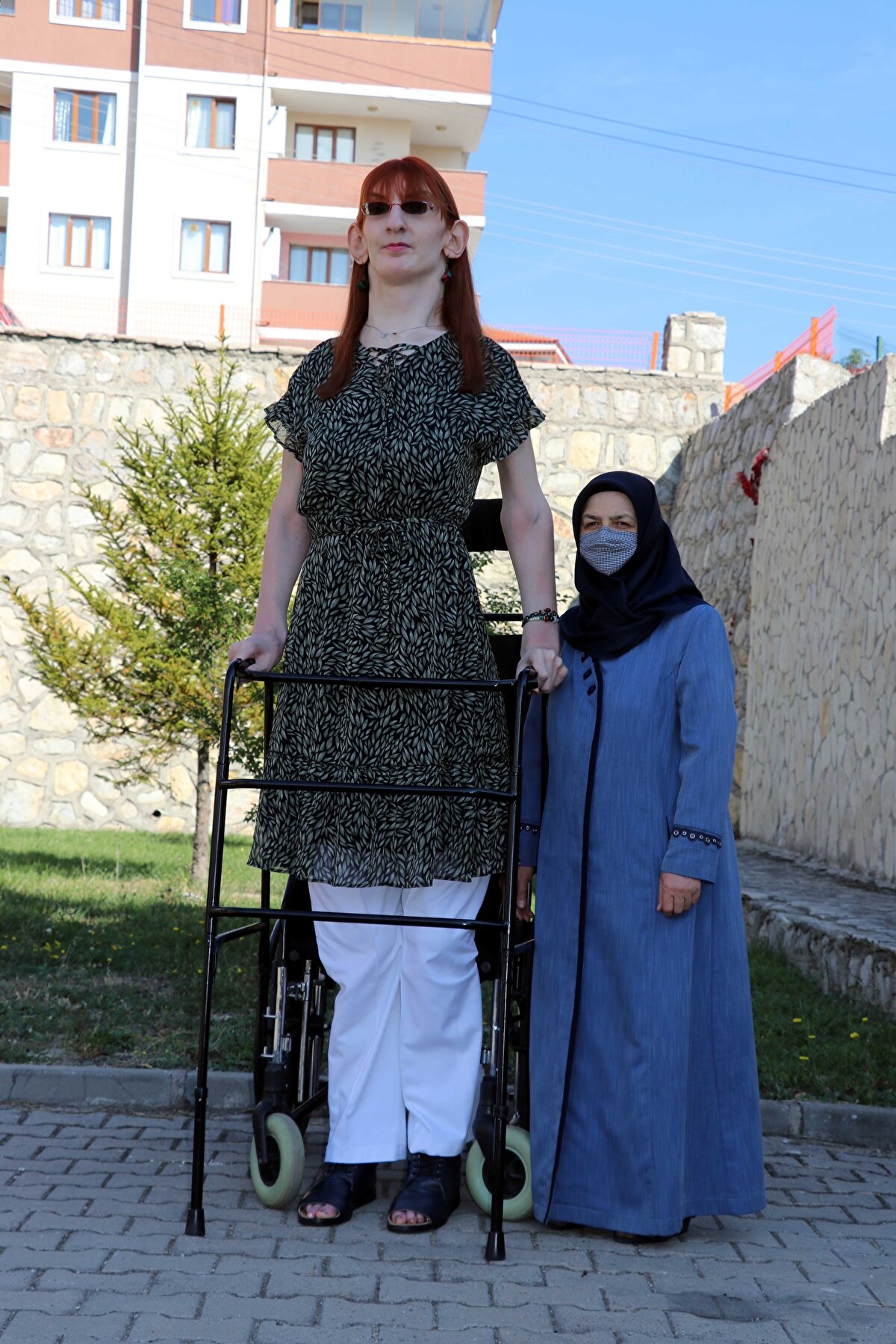 Daha önce "dünyanın 18 yaş altı en uzun genç kızı" unvanına sahip olduğunu anımsatan Gelgi, "Dünyanın en uzun boylu kadını unvanına sahip olmak için Guinness'e başvuru yaptım. Sonrasında bir ölçüm sürecimiz oldu ve rekorum onaylandı, resmi sertifika takdimi gerçekleşti. Bu durum dün tüm dünyaya duyuruldu. Aslında 3 aydır bu unvanın sahibi olduğumu biliyorum. Bunu Guinness'in isteği üzerine duyurmadım, onlar duyurmak istediler." diye konuştu.<br><br>