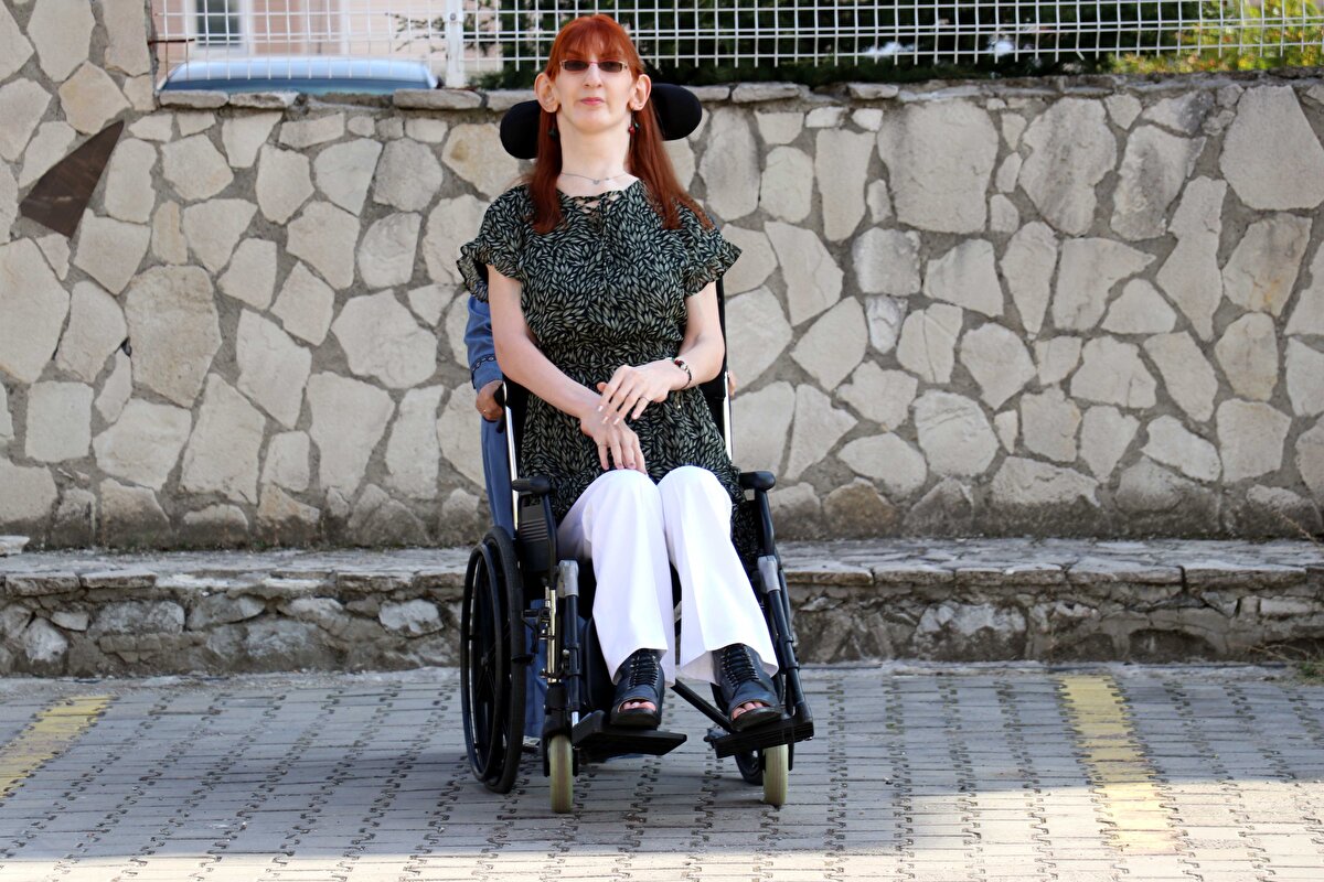 Daha sonra gazetecilerin sorularını yanıtlayan Rumeysa Gelgi, Guinness tarafından kendisine verilen "dünyanın un uzun boylu kadını" unvanının resmi sertifikasını gösterdi.<br><br>