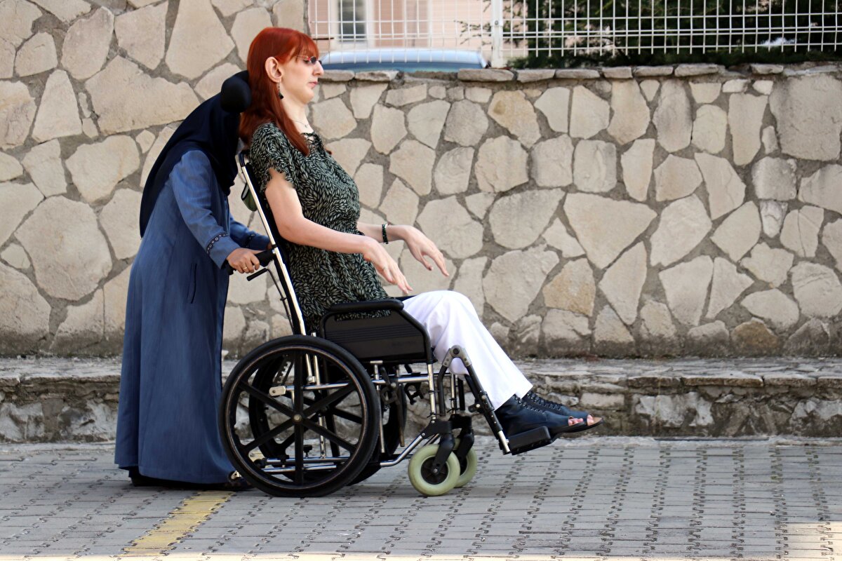 Gelgi, Guinness World Records'in dünya genelinde 70 resmi hakemi olduğuna dikkati çekerek, "Türkiye'de 1 hakem var. O da bana resmi sertifika takdimini gerçekleştiren sayın Şeyda Subaşı Gemici'dir. Kendisi hariç Guinness World Records'in hakemi veya temsilcisi olduğunu iddia eden herkes, sizi kandırmaya ve dolandırmaya çalışıyordur. Bazı şehirlerde bunu ücret karşılığı yapan insanlar varmış. Bu tarz kişilere itibar etmeyin. Guinness World Records'a, sadece resmi sitesi üzerinden başvuru yapın veya Şeyda Subaşı Gemici ile irtibata geçin." dedi.<br><br>