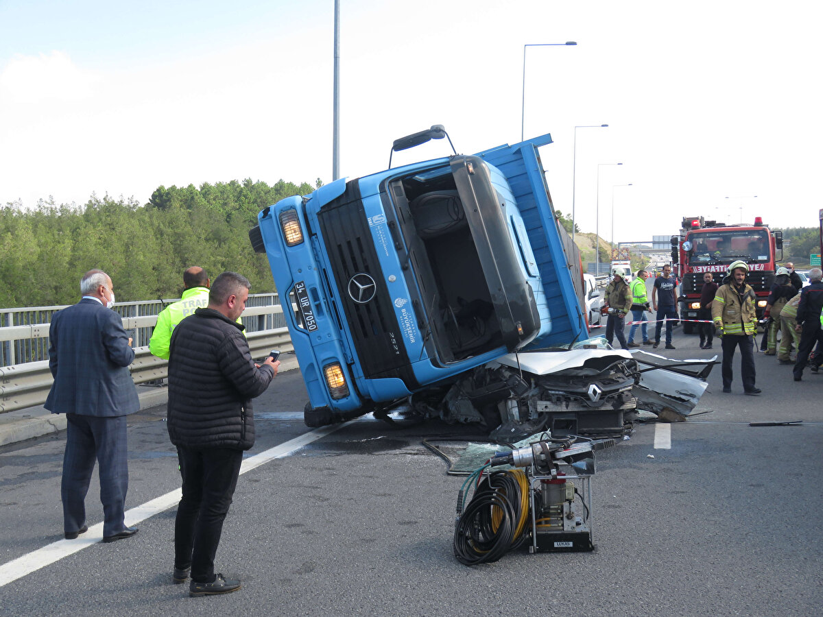 Alınan bilgiye göre, otoyolda Fatih Sultan Mehmet Köprüsü istikametinde seyir halindeki kamyon, Beykoz mevkisinde aynı yönde ilerleyen bir otomobilin üzerine devrildi.<br>
