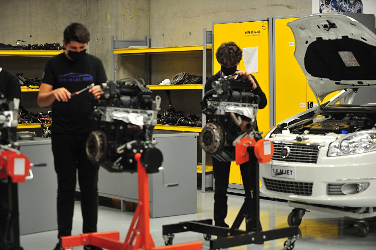 'Elektrikli Araçlar Dalı' 10'uncu sınıf öğrencisi Arif Bato, yurt dışında da eğitim aldıktan sonra Türkiye'ye dönerek ülkesine daha faydalı olmak istediğini belirterek, "Elektrikli araçların, elektrikli araç sektörünün çok daha iyi yerlere varacağını düşündüğüm için bu bölümü seçtim. Çünkü dünyamızın yenilenebilir enerjileri tükenmek üzere. O yüzden elektriğe yönelmeliyiz. Ve çok daha performansı güzel olan sistemler elektrikli araçlar. Hedefim ileride mühendis olup TOGG'da çalışmak. Ülkemi daha üst seviyelere getirmek istiyorum açıkçası. Bunun için kendimi yurt dışında geliştirmenin daha uygun olacağını düşünüyorum. Çünkü belki onların teknolojisi bize göre daha iyi olabilir. O yüzden amacım ülkemi geliştirmek eninde sonunda" diye konuştu.<br><br>