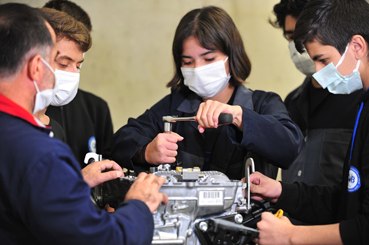 Köken, 'Elektrikli Araçlar Dalı'nda eğitim gören öğrencilerin 12'nci sınıfta TOGG'un fabrikasında staj yapacağını da ifade etti. "11 yıl önce yaklaşık olarak eğitim ve öğretim faaliyetlerine başlayan okulumuz o günden bugüne gelişen teknolojiyi hep takip etmektedir. Günümüz teknolojisi içten yanmalı motorların elektrikli araçlar ve hibrit araçlar yönünde değişimini göstermektedir. Bu çerçevede ülkemizde de TOGG fabrikasının kurulmasına geçtiğimiz yıllarda karar verilmiş ve bu sebeplerle TOGG fabrikasının inşaatına Bursa’mızda başlanmıştır. Bakanlığımız da bunun üzerine elektrikli araçlar dalı kurulmasına, açılmasına karar vermiş olup ilk olarak bizim okulumuzda bu elektrikli araçlar dalının kurulması kararlaştırılmış ve geçtiğimiz yıl faaliyete geçmiştir. Bu yıl da 22 öğrenci Elektrikli Araçlar dalımıza alınarak eğitim öğretim faaliyetleri başlamıştır. Bu öğrencilerimiz 10'uncu sınıf olarak şu anda eğitimlerine devam etmekte olup, bu yıl temel eğitimi gelecek yıl biraz daha detaylı mesleki eğitimlerini gördükten sonra 12'nci sınıfta TOGG'da staj yaparak eğitimlerini tamamlayıp kalifiye bir eleman olarak piyasaya çıkacaklardır" diye konuştu.<br><br>