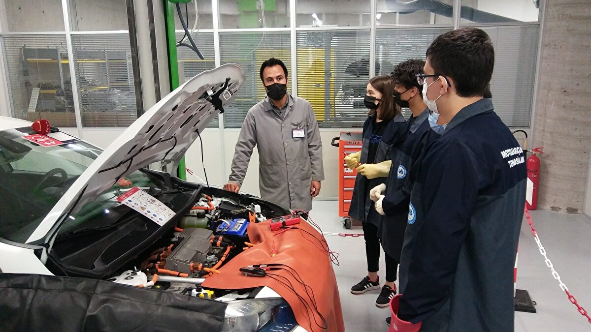 Haftalık 14 saat dersin 10 saatini atölyede geçiren 3 kız öğrenciden biri olan Ayşenur Engin'in hedefi de TOGG'da mühendis olmak. Engin, "10. sınıf öğrencisiyim. Elektrikli Araçlar Dalı'nda okuyorum. Bu dalı seçmemin sebebi geleceğin teknolojisi olduğunu düşünüyorum. Bu okuldan mezun olduktan sonra üniversite okuyup TOGG fabrikasında mühendis olmak istiyorum" dedi.<br><br>