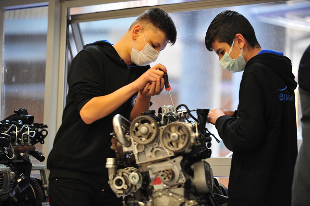 Okul Müdürü Güray Köken, okula talebin her geçen gün arttığına da dikkati çekerek, "TOGG'un Gemlik Bursa'da kurulmaya başlanması ardından okulumuzda Elektrikli Araçlar Dalı'nın kurulmasıyla okulumuza olan talep artmış olup, puanlarımız her geçen yıl artarak yükselme eğilimine girmiştir. Bu eğilimin de önümüzdeki yıllarda çok daha üst noktalara geleceğini düşünüyoruz" dedi.<br><br>