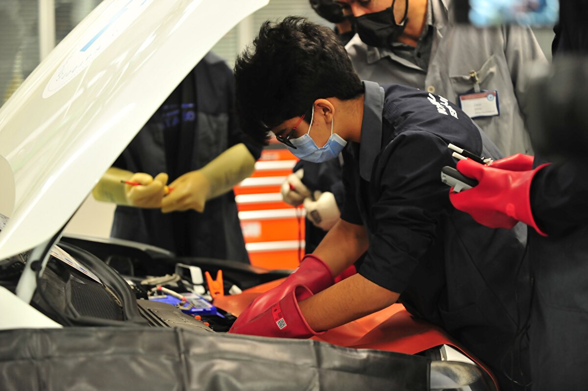 Otomotiv sektöründe kalifiye eleman problemine çözüm olması amacıyla 2010-2011 öğretim yılında Bursa'da eğitime başlayan Otomotiv Endüstrisi İhracatçıları Birliği Mesleki ve Teknik Anadolu Lisesi'nden mezun olan öğrenciler işsiz kalmıyor. Bu okulun öğrencileri sektörde, 'iş garantili' eğitim ile iş hayatına bir sıfır önde başlıyor.