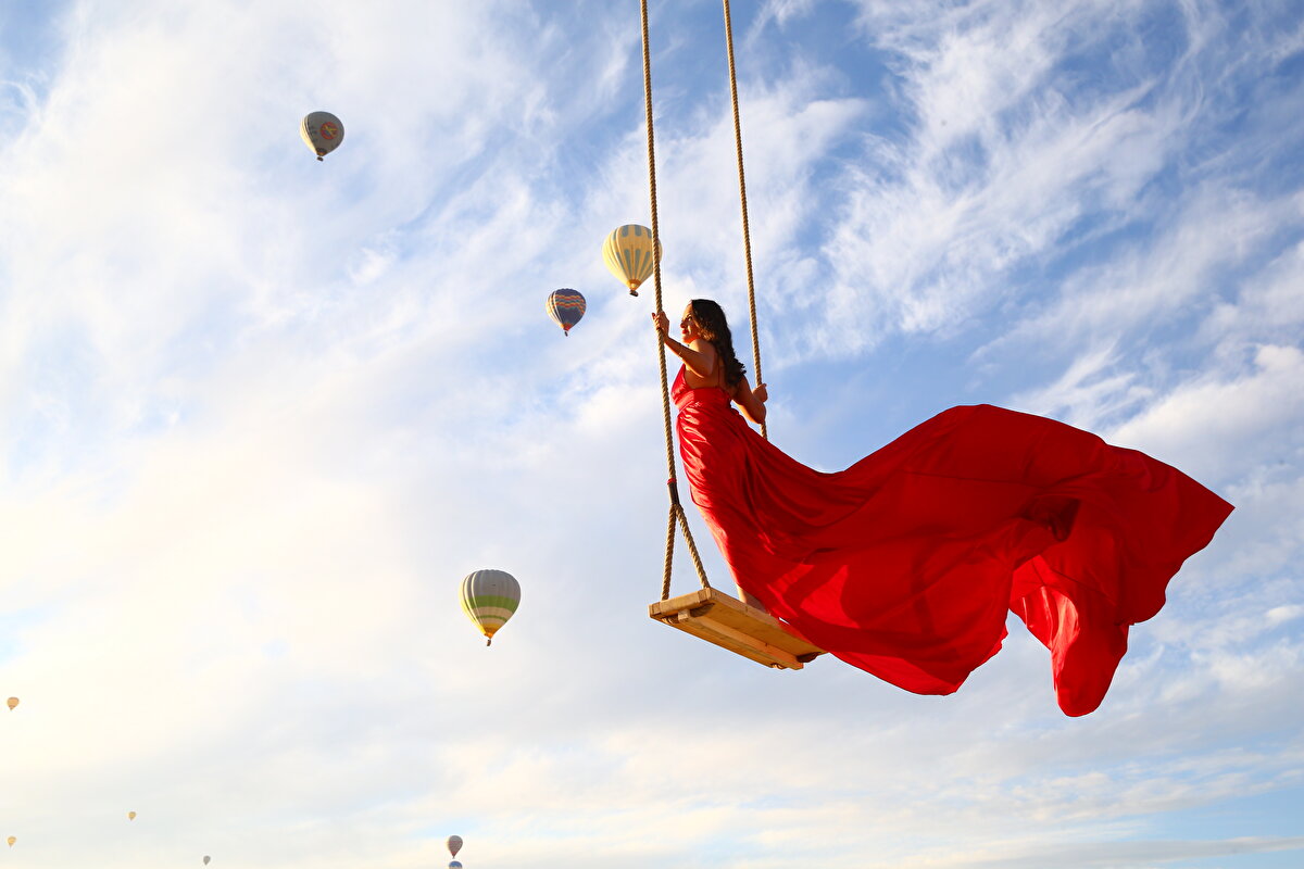Tufan Doğan da eşine az rastlanır görsellikte fotoğraf çekmenin keyifli olduğuna işaret ederek, "Vinçte salıncak kesinlikle yaratıcılıkla alakalı bir durum. Bazı arkadaşlar vinç kiraladı, biz de onlardan yararlanıyor, çekim yapıyoruz. Sosyal medya sayesinde büyük bir talep var. İnsanlar gördükleri bu fotoğraflar için Kapadokya'ya gelip bu mükemmel doğada anılarını ölümsüzleştiriyor." ifadelerini kullandı.<br>