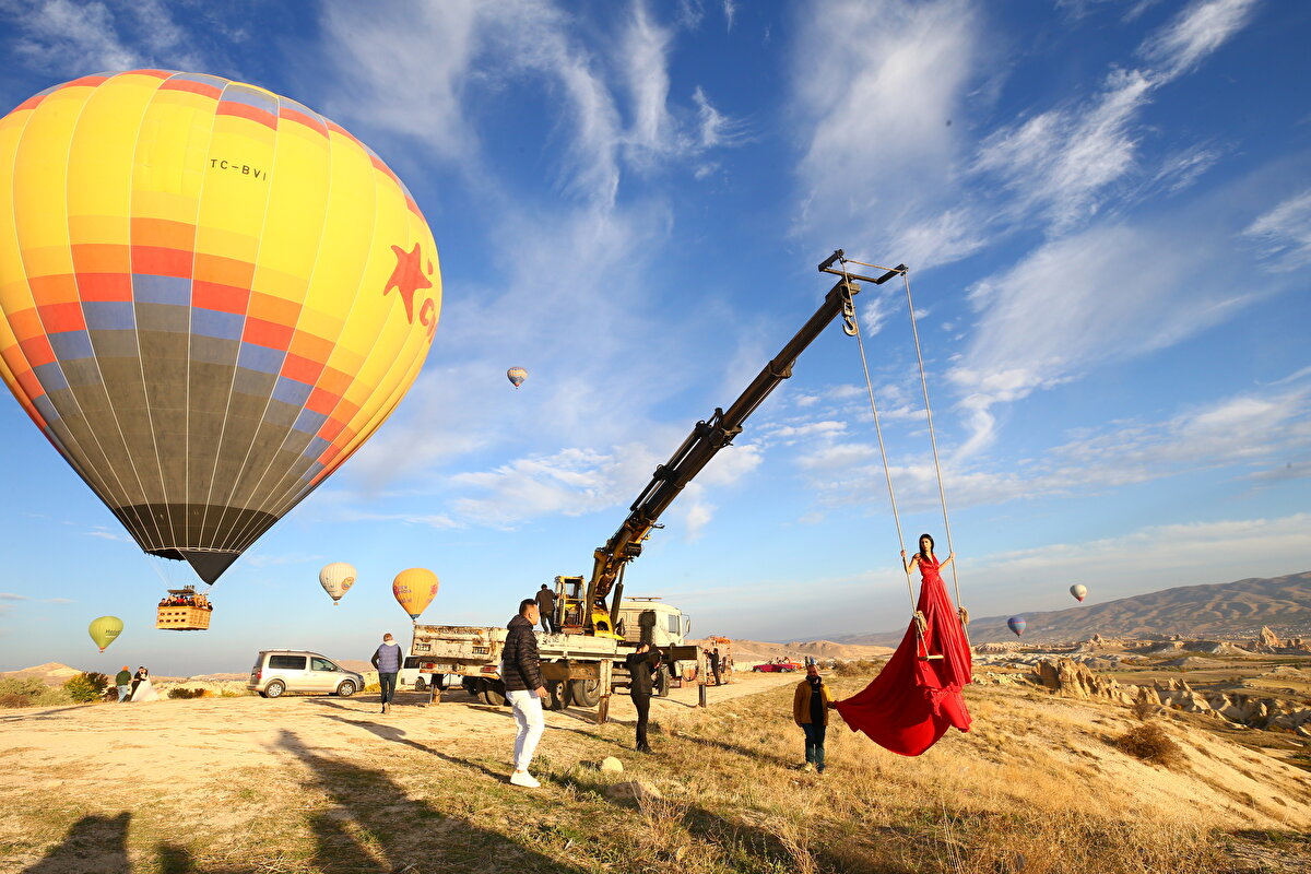 Vince bağlanan salıncakta fotoğraf çektiren Reyhan Duru ise Zonguldak'tan geldiğini, bölgenin görsel güzelliğine hayranlık duyduğunu söyledi.<br>