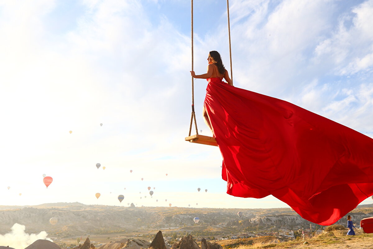 Kapadokya'nın herkes tarafından mutlaka görülmesi gereken özel bir yer olduğunu dile getiren Duru, "2 yıl önce geldiğimde buranın masalsı bir yer olduğunu fark etmiştim. Salıncakta fotoğraf hayalimdi ama plansızdı, ummadığım şeylerle karşılaştığım için sevindim. İnsana huzur veren bir yer. Hele balonları izlemek ayrı bir keyif veriyor. Huzura ve dinlenmeye ihtiyacı olanlar buraya gelsinler. Daha önce balona binmiştim, bu kez de balon manzarasında fotoğraf çektirmek istedim." diye konuştu.<br>