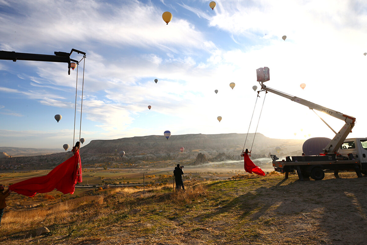 Peş peşe gökyüzüne yükselen balonların yaklaşık 45 dakika süren uçuşu sırasında ise en güzel kareyi yakalama telaşı başlıyor.<br>