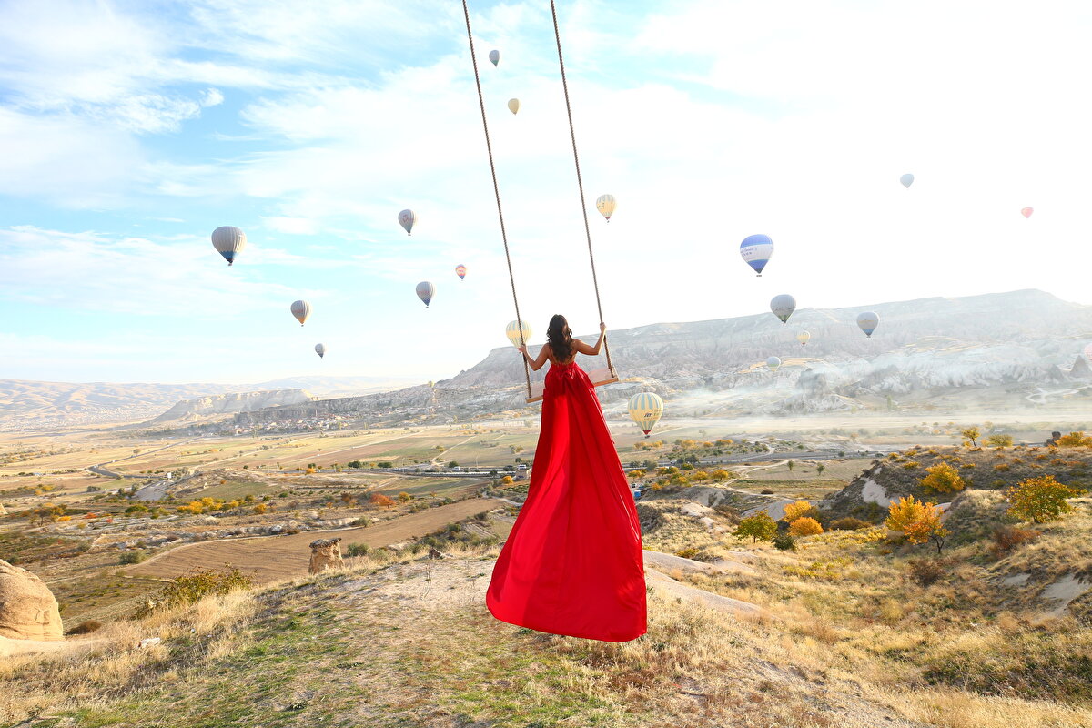 Yaklaşık 8 yıldır vinç operatörü olarak çalışan Siraç Dağ, talep olduğunda erken vakitlerde bölgeye gelerek vinç platformunu kurduklarını, aracı isteğe göre farklı noktalara taşıdıklarını anlattı.<br>