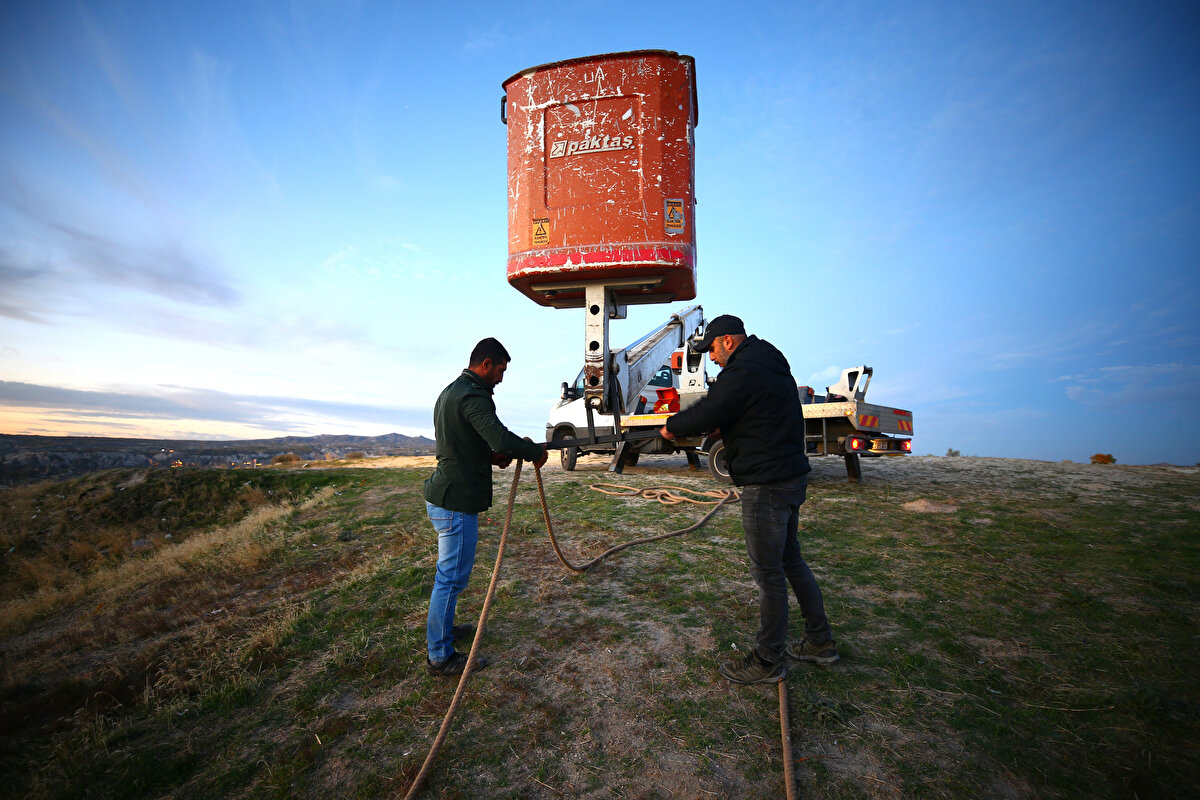 Son dönemde Kapadokya'da yaygınlaşan akımda, turistler ve düğün fotoğrafı çektirmek isteyenler, vinçlerle sarkıtılan salıncakta sıcak hava balonlarının oluşturduğu doğal dekorda anı ölümsüzleştiriyor.<br>