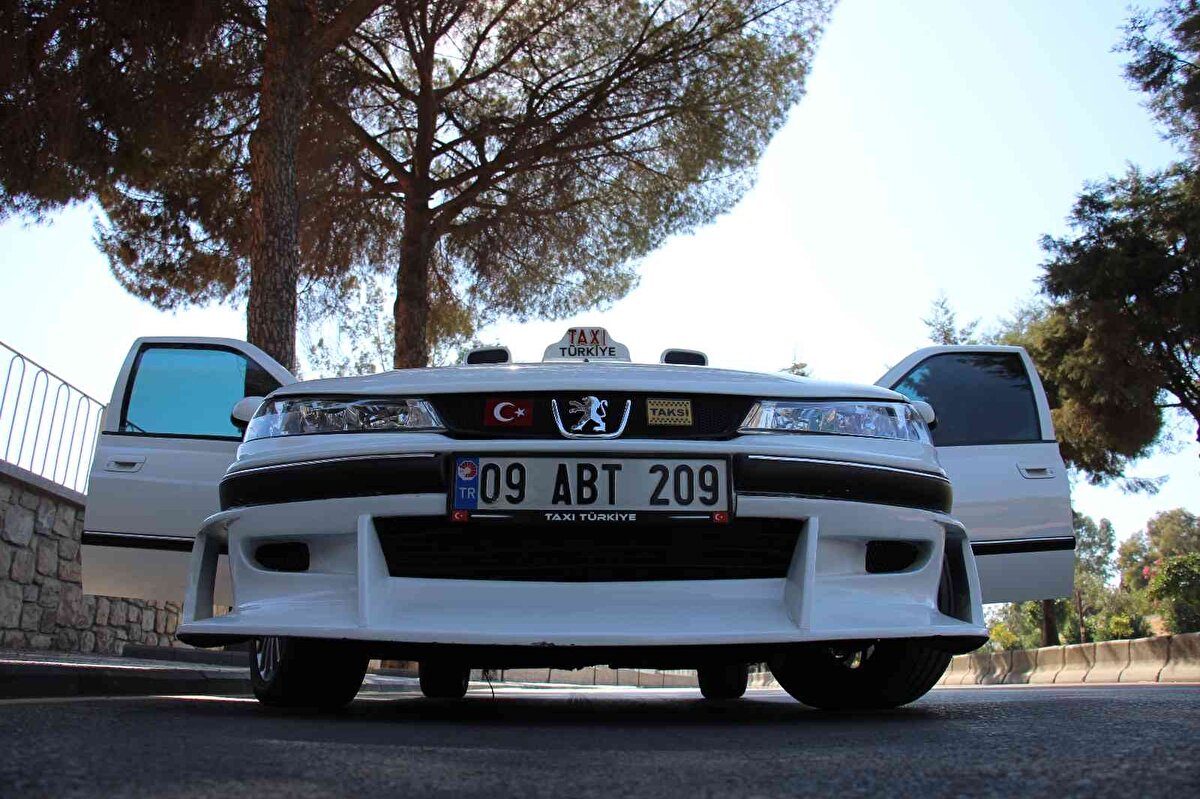 Arabanın modifiye aşamasında filmdeki jantların bulunması konusunda sıkıntı yaşadıklarını ifade eden Kızılarslan; "Arabayı modifiye ederken bir tek jantlarını bulmak konusunda sıkıntı yaşadık. Filmin üzerinden 20 yıl geçmiş ve o jantlar şu an üretimde olmadığı için bulmakta zorlandık. Jantları Rusya'dan bulduk ve getirdik. Modifiye kısmını da İstanbul'da gerçekleştirdik. Aracın koltuk dizaynlarından kanatlarına kadar hepsi mevcut. Aracın bir tek farkı var. O da filmde Taksi Marsilya, bizde Taksi Türkiye yazıyor. Filmde görülen bütün detayları bire bir şekilde aracımıza uyguladık. Aydın'ın Söke, İncirliova ilçelerinde bu arabayı baştan sona toparladık ve bu arabanın yurtdışında değil Aydın'da da yapılabilir olduğunu gösterdik" dedi.<br><br>