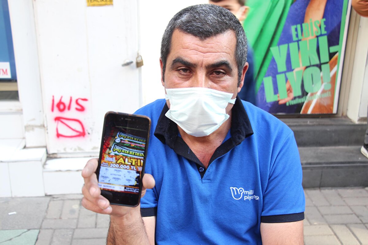 Büyük ikramiyenin çıktığı günden bu yana kazı kazan satışlarında büyük oranda artış yaşandığını belirten Bulut, "Kadını uyardığım zaman şoka girdi, ağlamalı bir hal aldı. O gün bir de 10 bin TL ile 1000 TL vermiştik, 12 Ekim'de resmen burada şölen havası yaşandı. Alanlar, güle güle harcasın. 200 bin TL'lik ikramiyeyi alan kadının kimliğini bilmiyorum fakat o günden sonra satışlarımızda müthiş bir patlama oldu. Fısıltı gazetesinden dolayı baya bir yoğunluk yaşanıyor, resmen rahat bir şekilde çalışamıyoruz" dedi.<br><br>