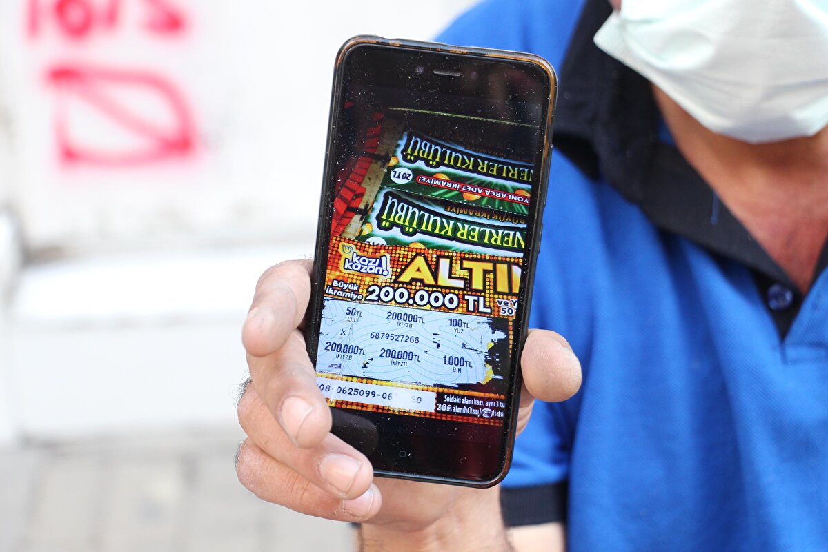 Olayı anlatan gezici bayi Süreyya Bulut, şunları söyledi:<br>"12 Ekim sabahı ürün istemiştim, bunların içerisindeki 'Altın' serisinde gün boyunca 5 bin TL, 10 bin TL ikramiyeler çıktı. Ufak bir çocuk, yoldan geçerken annesini zorlayarak kart istedi. Annesi de kartı aldı, kazıdıkları zaman 200 bin TL kazandıklarını gördük. Yalnız kadın ikramiyeyi 200 TL olarak görmüştü. Ben de bu paranın 200 TL değil, 200 bin TL olduğunu söyledim. Neredeyse bir ev parası olduğunu anlattım. 'Güvenli bir şekilde çantana koy ve ikramiyeni almaya git' dedim."