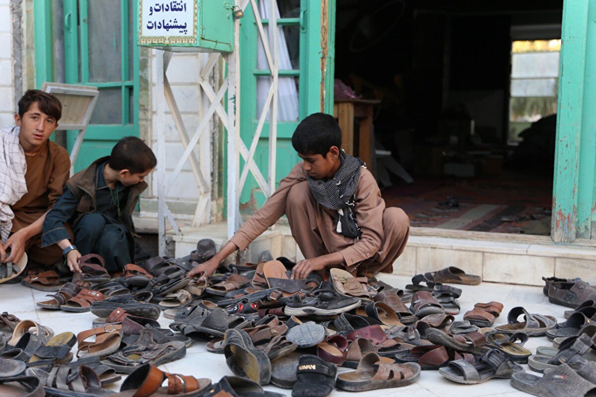 İsmini vermek istemeyen bir görgü tanığı, Kandahar'da daha önce böyle bir saldırı görmediğini aktararak, olayı "intihar saldırılarının başlangıcı" olarak niteledi. Taliban'ın ülkede güvenliği büyük oranda sağladığı yönündeki görüşe katılmadığını ifade eden görgü tanığı, "Çok endişeliyiz. Çoğunluk için emniyet sağlanmış olabilir ancak azınlıklar açısından durum çok kötü bir hal aldı. Kandahar'da özellikle Şiiler tehlike altında." diye konuştu. Taliban'ın, güvenliği sağlama konusunda ihmali olduğunu dile getiren görgü tanığı, "Bizim kendi güvenliğimizi sağlamamız için silahlarımız vardı. Taliban gelince bunları bizden aldı. Bunun yerine verdikleri silahlar da işe yaramıyor. Kendi güvenliğimizi sağlıyorduk ama bunlarla DEAŞ'a karşı konulamaz." ifadelerini kullandı.