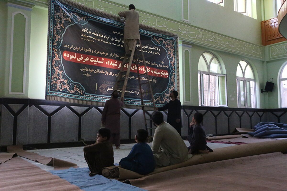 Saldırıda başından yaralanan 43 yaşındaki Muhammed Davud Rızai, cuma namazına kardeşleri ve yeğenleriyle gittiğini anlattı. Rızai, hayatını kaybedenlerin çoğunu tanıdığını ve aralarında yakın arkadaşlarının bulunduğunu söyledi. Afganistan vatandaşı olarak, Taliban'dan güvenliği sağlamasını istemelerinin hakları olduğunu belirten Rızai, "Taliban'ın ihmali olmasaydı bu olay meydana gelmezdi. Taliban, DEAŞ'ın Şiilerin düşmanı olduğunu anlamalı." dedi.