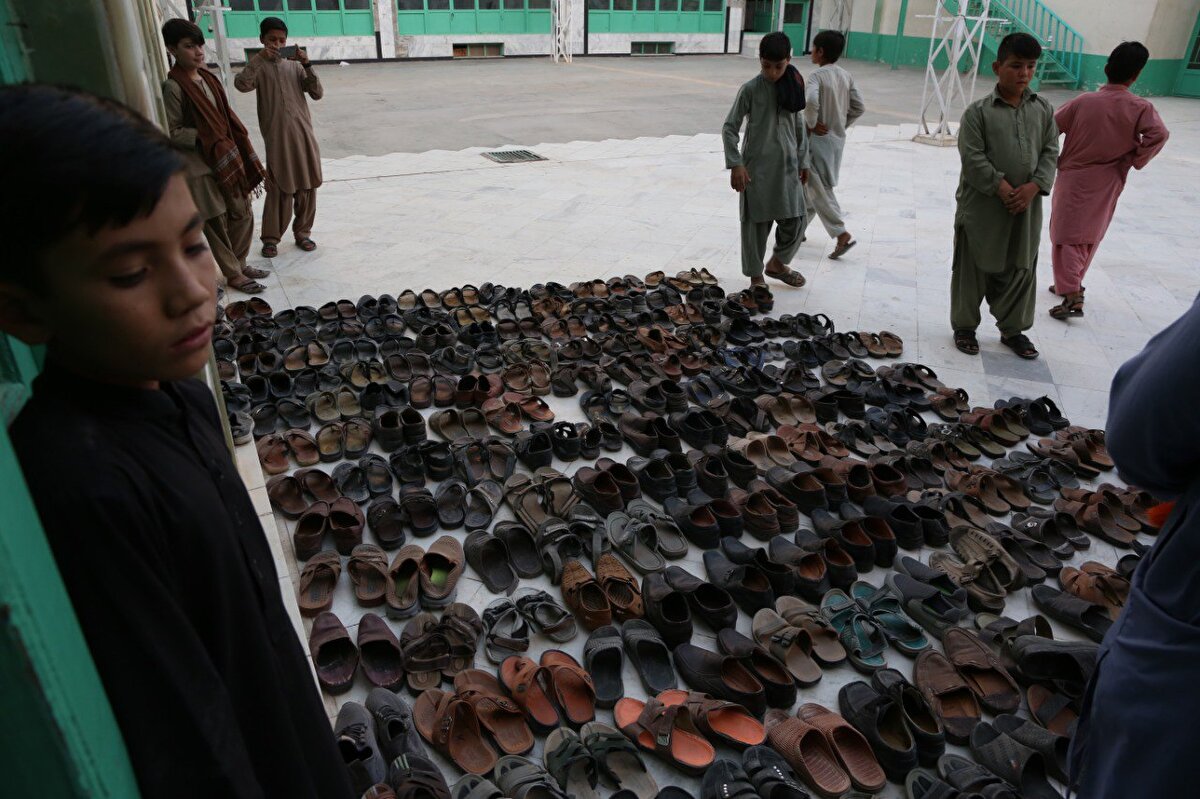 Caminin avlusunda intihar saldırısında hayatını kaybedenlerin ayakkabıları, terlikleri, parçalanmış kıyafetleri ve namaz mühürleri öylece duruyor.