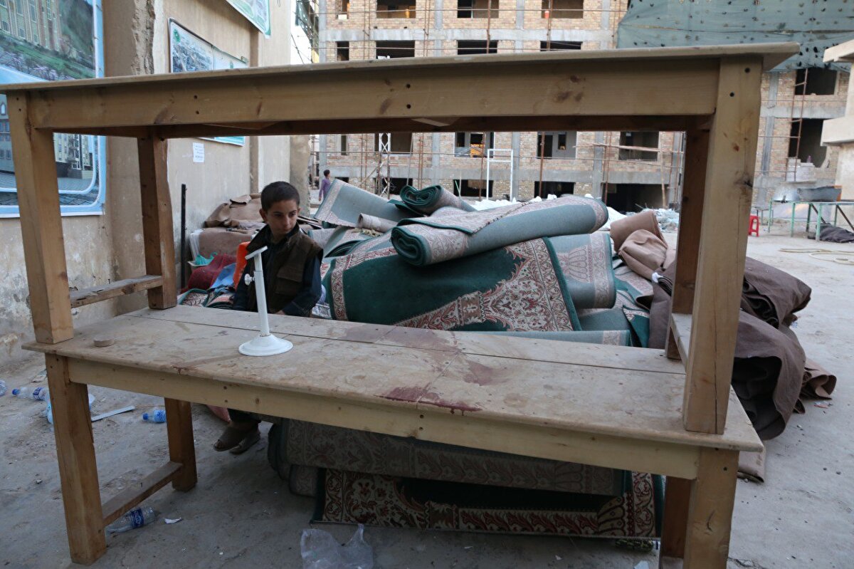 Kullanılamaz hale gelen ve kullanılabilir haldeki cami araç ve gereçlerini ayıklama işlemi de tüm hızıyla sürüyor.