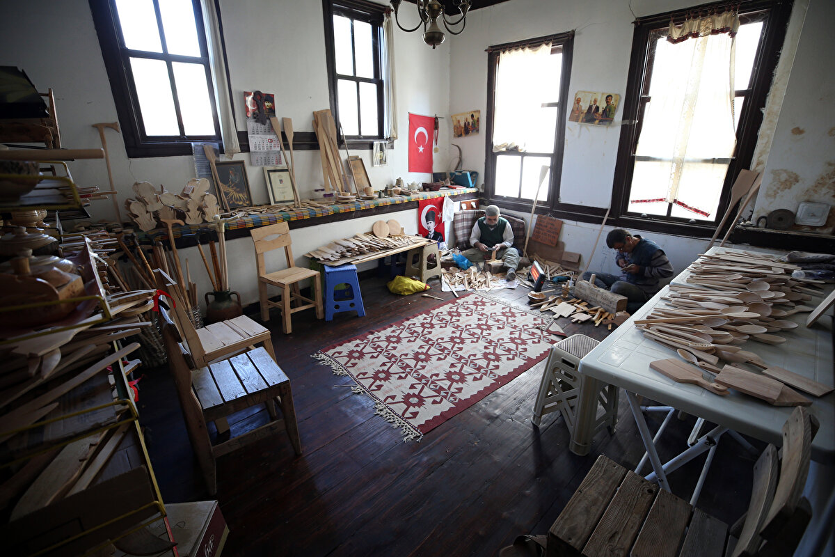 Yıldız, şimşir ağacından elde edilen tarağı ve kaşığı Sakarya'ya kazandırdıklarını ifade ederek, vatandaşlardan ihtiyaçlarını karşılarken yerli üretimlere öncelik vermelerini istedi. Mesleğin yok olmaya yüz tuttuğunu vurgulayan Yıldız, "Bizim sanat sevgimiz öyle bir şey ki biz aşığız. Aşık olmasak devam edemeyiz." ifadelerini kullandı. Yıldız, müşterilerin taleplerine göre çeşitli üretimler yaptıklarını sözlerine ekledi.<br>