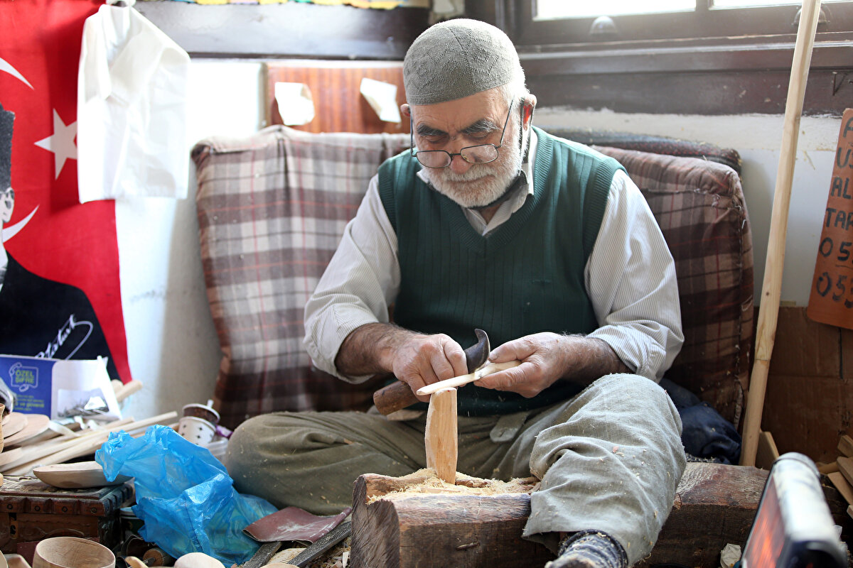 Türkiye'deki tüm şehirlerin bölgelerindeki ürünlerin coğrafi işaret tescillerini almak için çalıştığını dile getiren Altuğ, kendilerinin de uzun zamandır bununla ilgili faaliyette bulunduklarını kaydetti.<br>