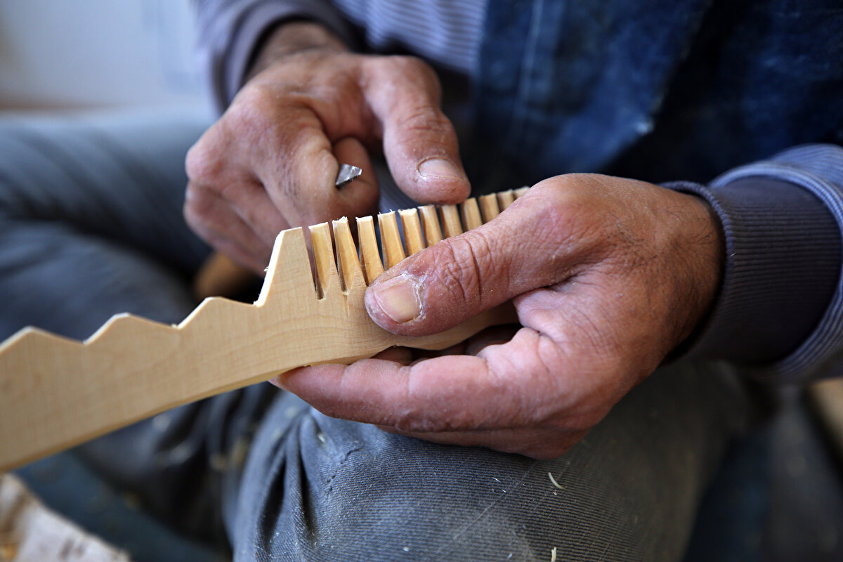 Pilavcı, coğrafi işaret tesciline kavuşan 2 ürünün tanıtımına ağırlık vereceklerini dikkati çekerek, "Kültürel değere sahip 'Taraklı Şimşir Tarak' ve 'Taraklı Şimşir Kaşık', ustalarımızın elinde şekilleniyor. İlçede bu işi yapan usta sayımız çok az. Tescile kavuşan ürünlerimizin tanınırlığını artırmak ve katma değer sağlamak adına çalışmalarımıza hız vereceğiz. İlçemizdeki diğer kültürel mirasımız olan çam reçeli ve uğut tatlısının coğrafi işaret tescili başvurusu yapıldı. Onların da kısa sürede sonuçlanmasını bekliyoruz. Tüm değerlerimize korumak adına belediye olarak zanaatın ve zanaatkarın yanında olmaya devam edeceğiz." ifadelerini kullandı.<br>