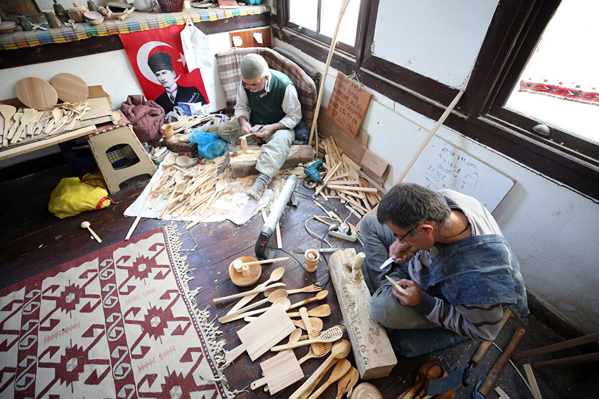 İşini severek yaptığını anlatan Yıldız, "Bu sanat öyle bir şey ki biri diğerinden daha üstün olsun diye hevese getiriyor. Bu bir istek meselesi. Normalde 10 saat diz üstü oturarak bu iş yapılmaz." diye konuştu. Yıldız'ın oğlu kaşık ustası İsmail Yıldız ise 1994 yılından bu yana babasıyla kültürel mirası yaşatmaya çalıştıklarını söyledi. Ürünlerin coğrafi işaret tescili almasına değinen Yıldız, "Bu beni mutlu etti." değerlendirmesini paylaştı.<br>