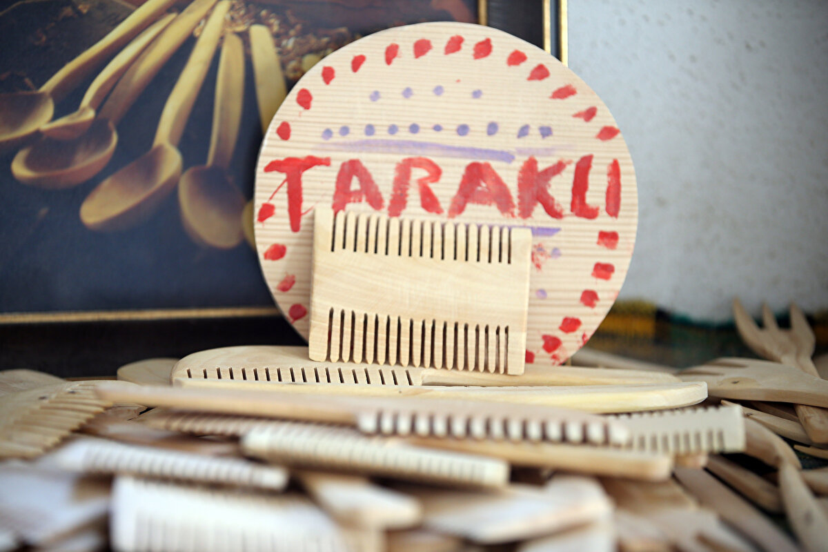 Ustalar, orman işletmelerinden aldıkları gürgen, kayın ve şimşir ağaçlarını kereste haline getirip atölyelerinde kaşık ve tarak üretiyor. Taraklı'nın coğrafi işaret tesciline kavuşan şimşir tarağı ve kaşığı, "bakteri üretmeme" ve "besin değerini düşürmeme" özellikleriyle dikkati çekiyor.<br>