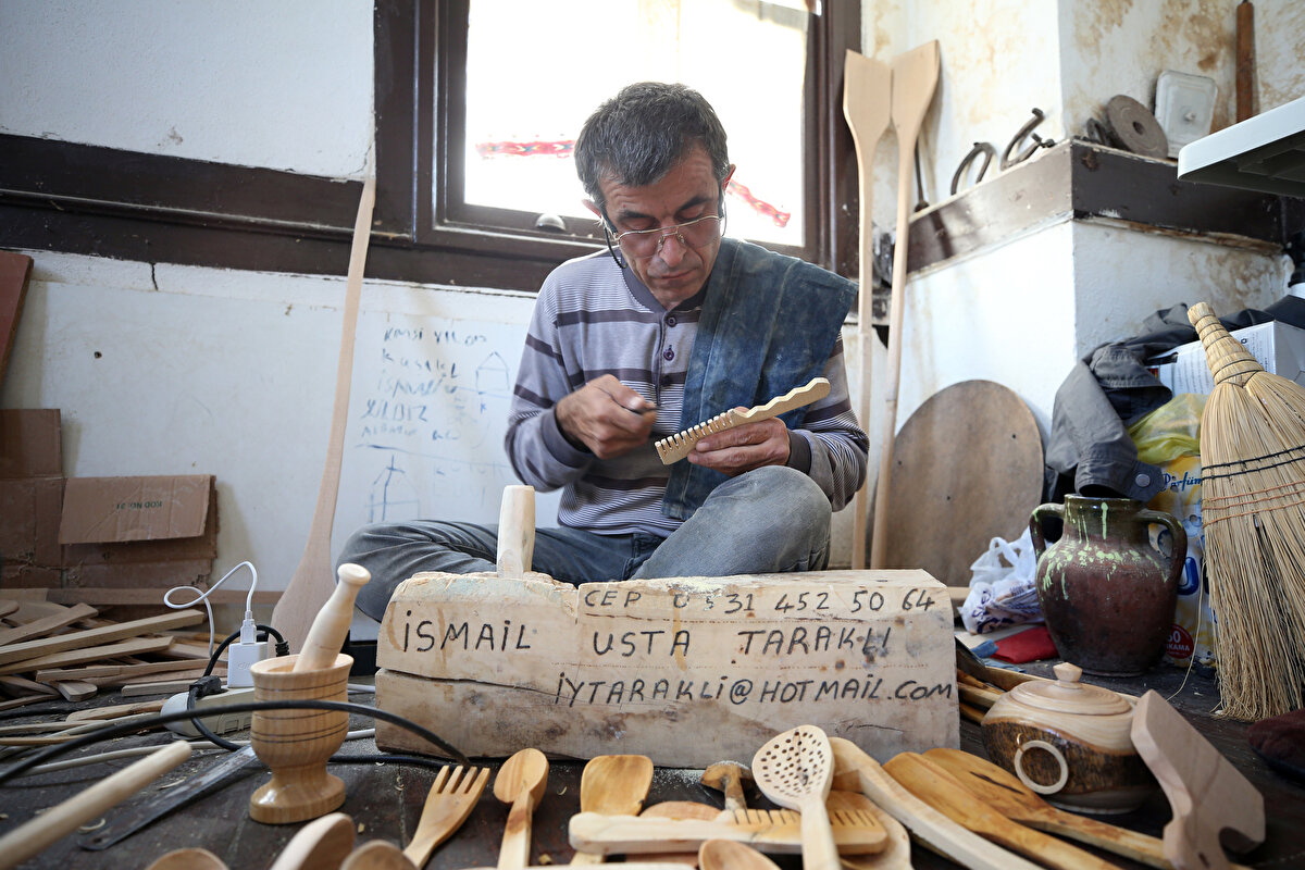 Bir zamanların gözde mesleklerinden olan kaşık ve tarak oymacılığı, teknolojinin gelişmesiyle kaybolmaya yüz tuttu. Taraklı'da köy halkının 20 yıl öncesine kadar ekmek kapısı olan oymacılık, günümüzde az sayıdaki usta tarafından devam ettiriliyor.<br>