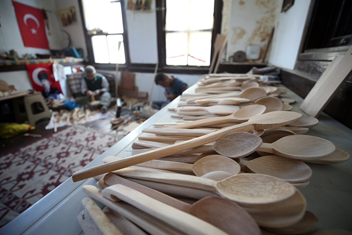 Taraklı Belediye Başkanı İbrahim Pilavcı da ilçede az sayıda usta tarafından ayakta tutulmaya çalışılan şimşir oymacılığının, ilçenin simgesi haline dönüştüğünü ifade etti.<br>