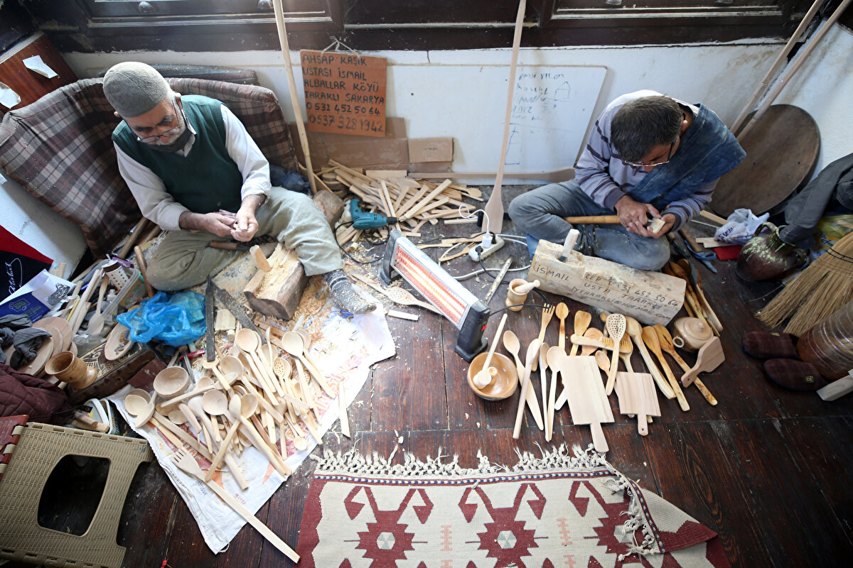 Kaşık ustası 80 yaşındaki Sami Yıldız da 14 yaşından itibaren babasından öğrendiği mesleği sürdürdüğünü anlattı. İlçenin adını taraktan aldığına değinen Yıldız, şimşir tarak ve kaşık yaparak ilçenin tanıtıma katkı sağlamaya çalıştıklarını bildirdi. Oğluyla yıllardır bu işi yaptığını belirten Yıldız, "Çırak ustayı geçti. Yaptığı işi güzel yapıyor." dedi.<br>