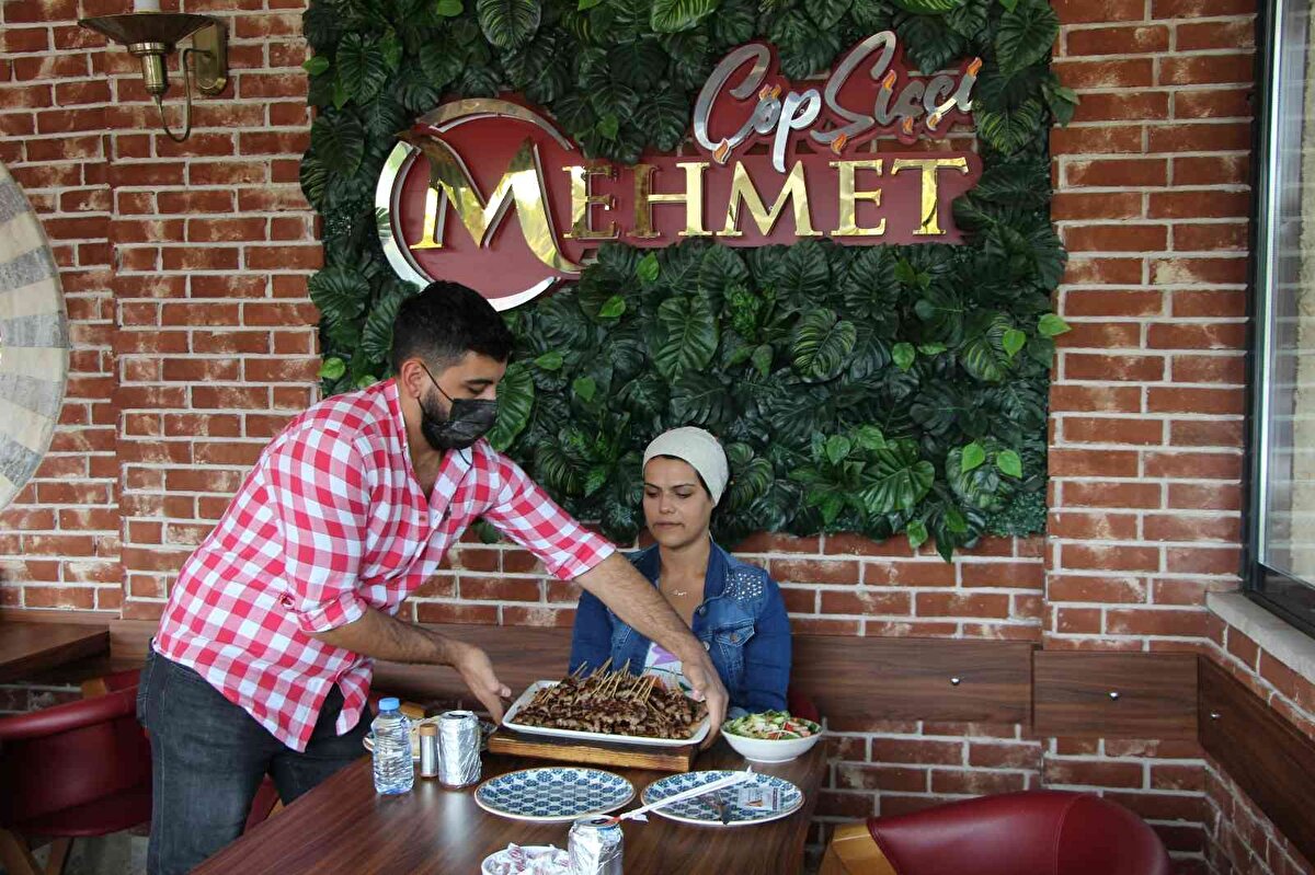 Sosyal medyadan yaptıkları canlı yayınla farklı illerden yarışmacıları ağırlayan restoran sahipleri, pandemi nedeniyle bir süre yarışmaya ara verdi.<br><br>İzlediği canlı yayınlarla belirlenen çöp şişin üzerine çıkabileceğini düşünen Şahika Özen, Ankara’dan Denizli’ye gelerek yarışmaya başvurdu.Evde birkaç deneme yaparak yarışmaya hazırlanan Özen, restoranda özel olarak hazırlanan yerde izleyicilerin karşısına çıktı. Önüne koyulan çöp şişleri yemeye başlayan Özen, 37 dakika içerisinde 247 adet çöp şiş tüketerek yeni rekora imza attı.2019 yılında 230 olan çöp şiş rekorunu geride bırakan ve birçok kişinin hayretler içerisinde izlediği yarışmada rekoru kıran Özen, işletme sahipleri tarafından belirlenen 13 bin TL’lik ödülün sahibi oldu.<br><br><br>