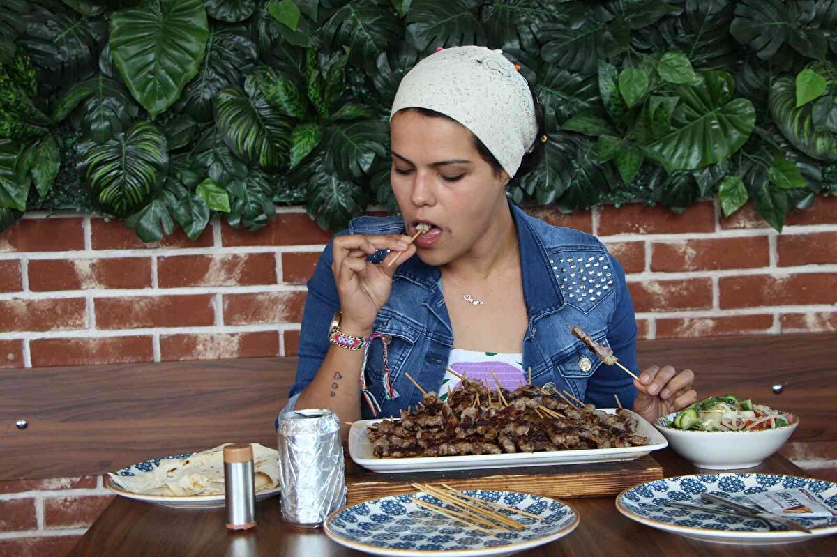 Denizli’de bir restoranın düzenlediği 'en çok çöp şiş yeme' yarışmasına katılan Şahika Özen, 37 dakikada 247 adet çöp şiş yiyerek 13 bin liralık ödülün sahibi oldu.<br><br>Denizli’nin Pamukkale ilçesine bağlı Pınarkent Mahallesinde bulunan restoranda 5 yıl önce çöp şiş yeme yarışması başlatan işletme ortakları iki kardeş Mehmet ve Yusuf Kaya, belirlenen şartlar doğrultusunda dereceye girenleri ödüllendiriyor.