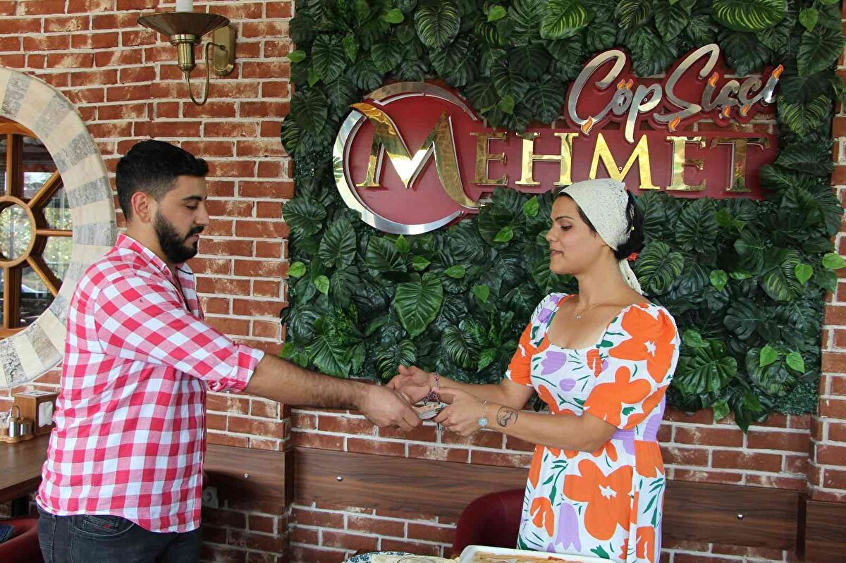 Yarışmaya eğlenmek amacıyla katıldığını ve ardından rekoru kırdığını belirten Şahika Özen, “Uzun süredir sosyal medya hesapları üzerinden izliyordum. İlgimi çekti. 2 kere evde deneme yaptım. Eğlenmek amacıyla yarışmaya katıldım ve kazandım, çok mutluyum. Evde deneme amaçlı, ne varsa onları yedim. Yiyebileceğimi hissettiğim an yarışmaya katıldım. Pes etmek hiç aklıma gelmedi. Aklımda 240 adet yemek vardı. Onu tamamlayarak, yarışmayı da bitirdim” dedi.Daha önceden de yarışmada ödüller verildiğini ve ilk defa bu kadar çöp şiş yendiğini belirten işletme ortağı Yusuf Kaya, “ Yaklaşık 5 yıldır bu yarışmaları düzenliyoruz. İlk kez bu kadar yüksek bir rekor kırıldı. Bunun karşılığında da 13 bin TL ödül kazandı. Bizim gözlemlediğimiz kadarıyla çok çiğneyenlerde erken pes etme durumu oluyor. Daha az çiğneyenlerde rekoru kırmak daha kolay.<br><br>Yarışmanın herhangi bir süresi yok. Yarışmaya gelmek isteyen çok oluyor. Çat kapı müşteri almıyoruz, daha çok şehir dışından geliyorlar. En çok İstanbul’dan geliyorlar. Sosyal medyada en büyük kitlemiz İstanbul’dan onun dışında Bursa, Eskişehir, Konya, Ankara ve İzmir gibi illerden geliyorlar” şeklinde konuştu.<br>