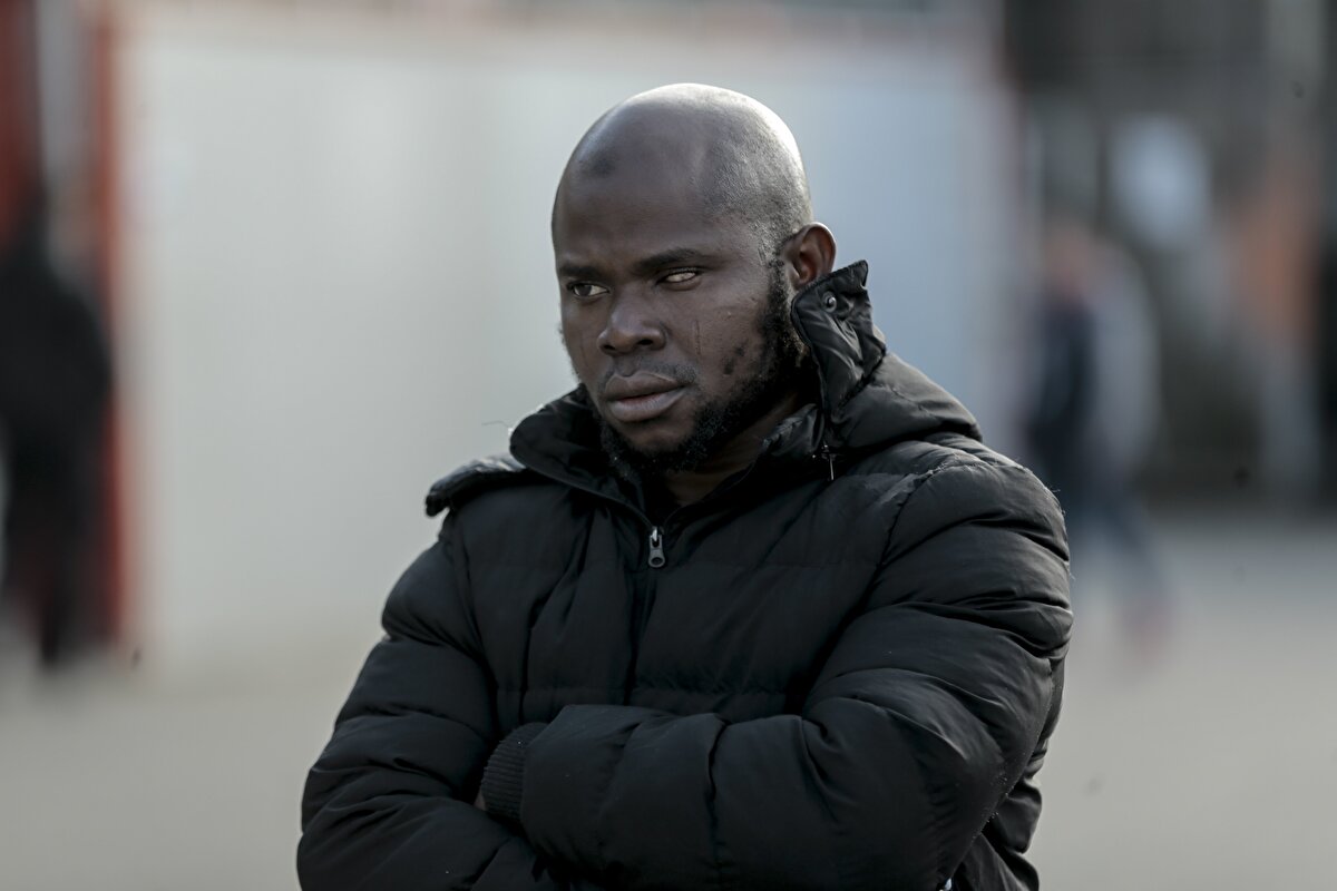 Bir diğer göçmen Adi de havaların soğumasıyla şartların ağırlaşacağını belirterek "Hiçbir şeyimiz yok, yerde yatıyoruz. Kıyafetlerimizden yatak yapıyoruz. Bu kampta kadın ve çocuklar da var." diye konuştu.