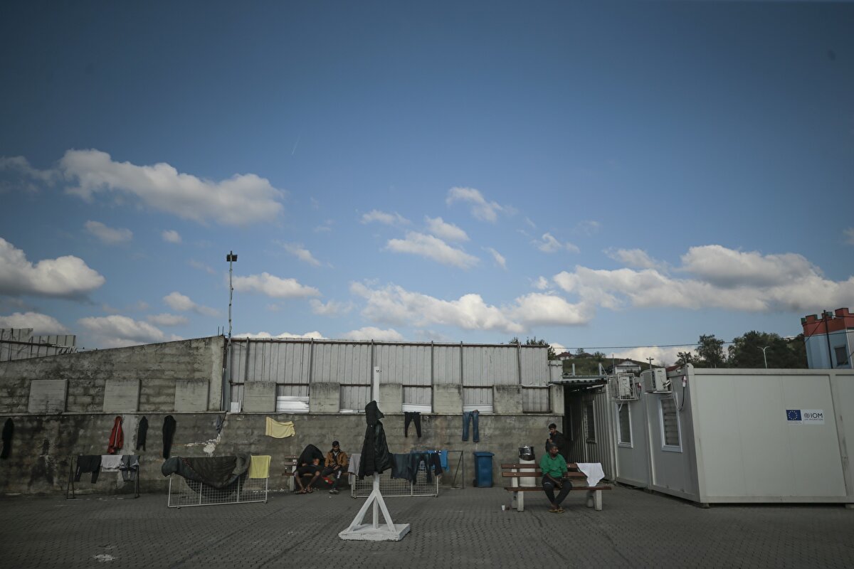 Bosna Hersek'in kuzeybatısındaki kentte yaklaşık 2 bin göçmen kaldığı, 1000 kadar göçmenin kamplara yerleştirildiği, geriye kalan kısmın ise ormanlık alanlarda kendi imkanlarıyla kurdukları çadırlarda kaldığı kaydedildi.<br>