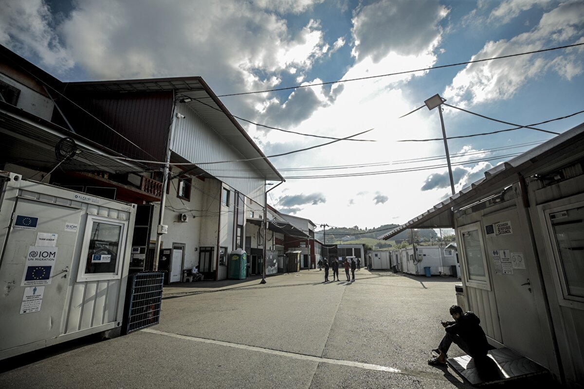 Kamp çevresi ise göçmenlerin çıkışını engellemek amacıyla polis gözetiminde tutuluyor.